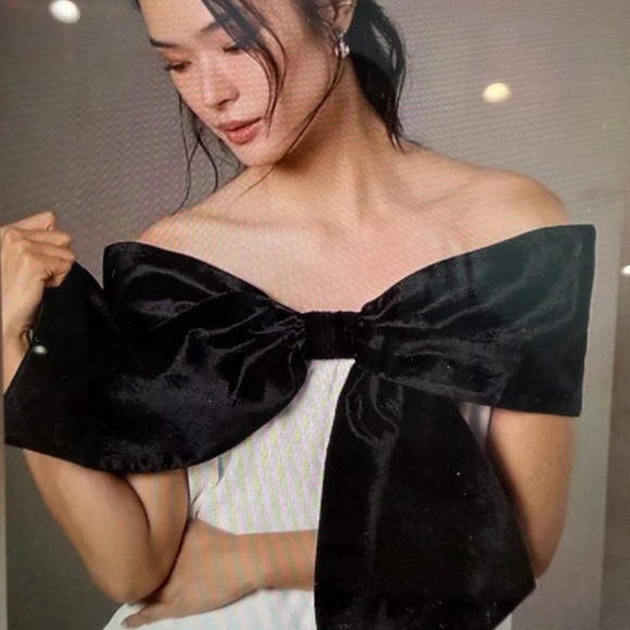 Mare Mare Anthropologie White Off The Should Top With Black Velvet Bow - Picture 4 of 4